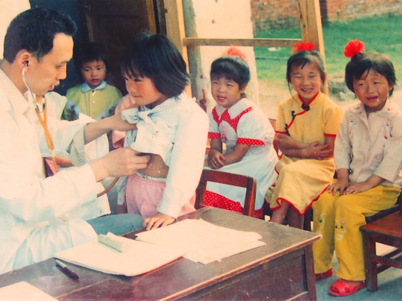 1989年六一儿童节厂医务室为职工幼儿园小朋友体检