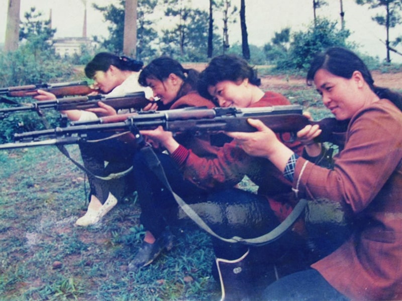 1992年10月女职工参加实弹射击比赛