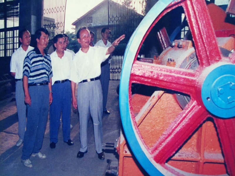 1996年8月桂林地委书记覃远通考察桂矿生产现场
