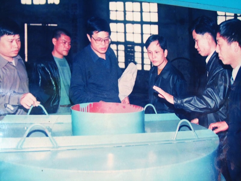 1998年4月越南客户考察桂矿生产现场并订购产品