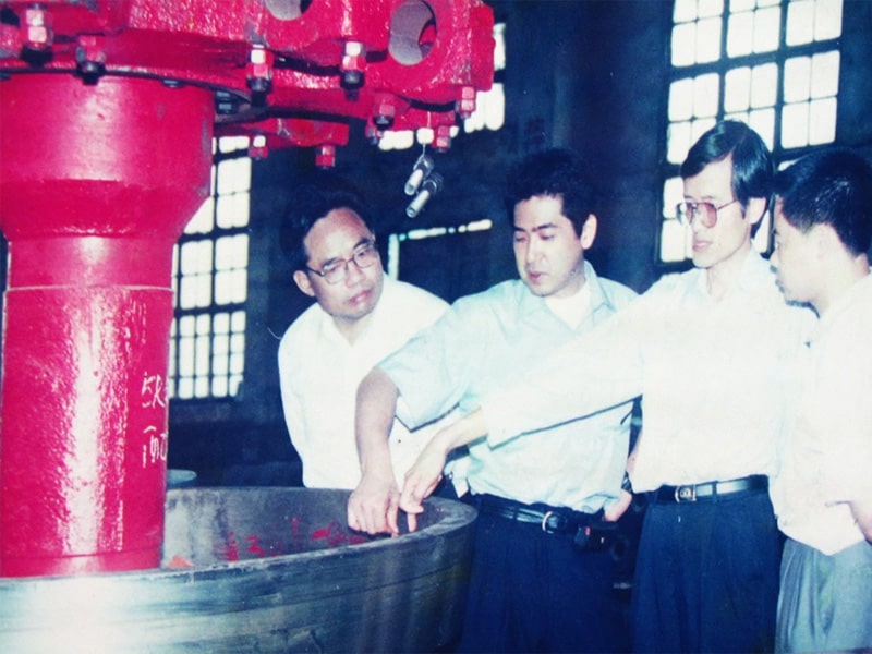 2000年10月日本客户考察桂矿生产现场并订购产品